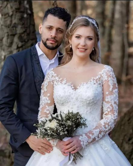 Lace A-line V-neck wedding dress with long sleeves_5