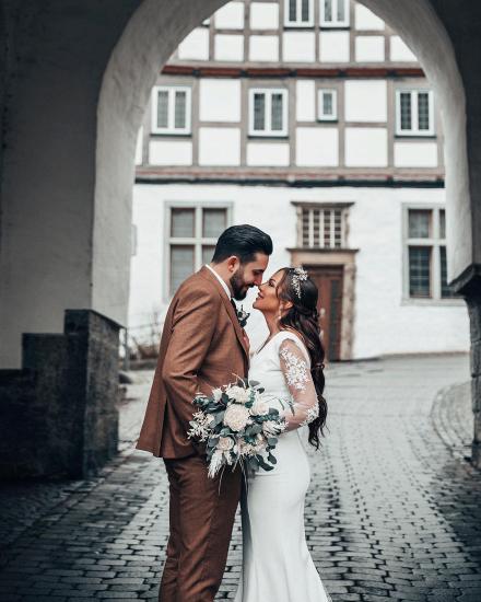 Simple Long Sleeve V Neck Lace Mermaid Wedding Dress_4