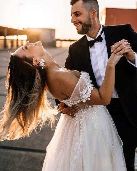 A-line V-neck lace wedding dress with flowers_5